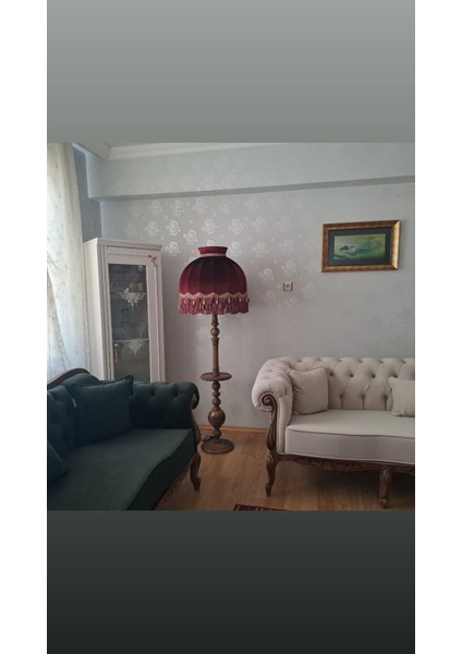 Turuncu Şapka ve Ahşap Ayaklı Dekoratif Ürün, Şık ve Doğal Tasarım.