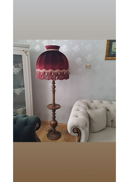 Turuncu Şapka ve Ahşap Ayaklı Dekoratif Ürün, Şık ve Doğal Tasarım.