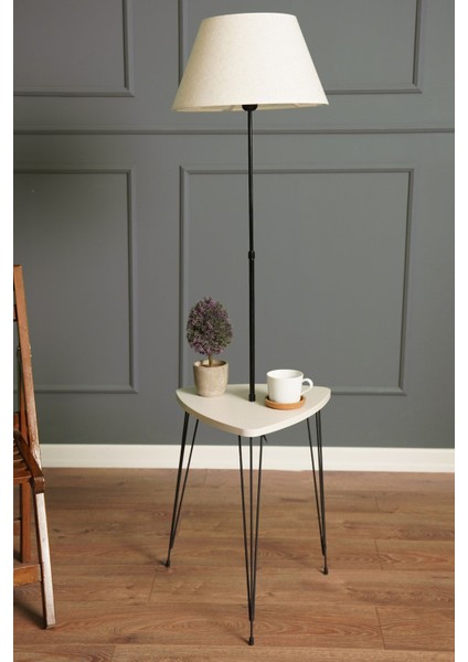 Şık Metal Sehpa ve Ahşap Lamba, Modern ve Sıcak Dekorasyon Için Ideal Seçenektir.