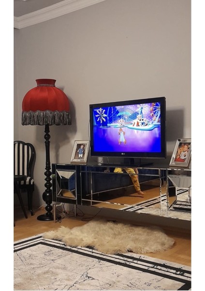 Siyah Ahşap ve Kırmızı Şapka, Şık ve Modern Tasarım