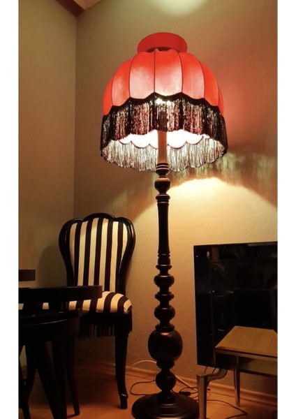 Siyah Ahşap ve Kırmızı Şapka, Şık ve Modern Tasarım fiyatları