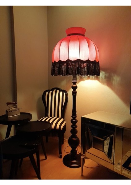 Siyah Ahşap ve Kırmızı Şapka, Şık ve Modern Tasarım fırsatları