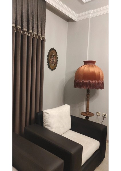 Kırmızı Ayışığı Lambader, Ahşap Ayak ve Şık Şapka Tasarımı