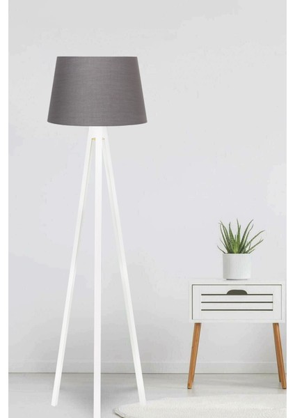 Şık Üç Ayaklı Ahşap Lambader, Konik Kumaş Başlık, Füme ve Beyaz Renk Seçenekleri