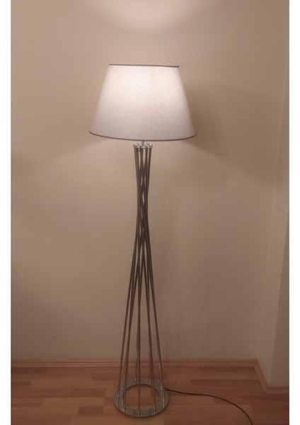 Modern Gümüş Köşe Lambası, Şık ve Fonksiyonel Dekorasyon Ürünü