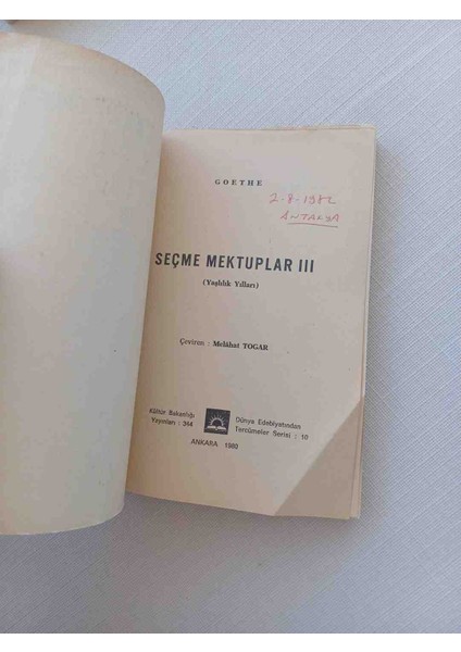 Goethe'den Seçme Mektuplar Iıı ( 3 )1980 Basimi Goethe'den Seçme Mektuplar Içeren Türkçe Kitabı, Yazarın Düşüncelerini ve Yazılarını Sunar.