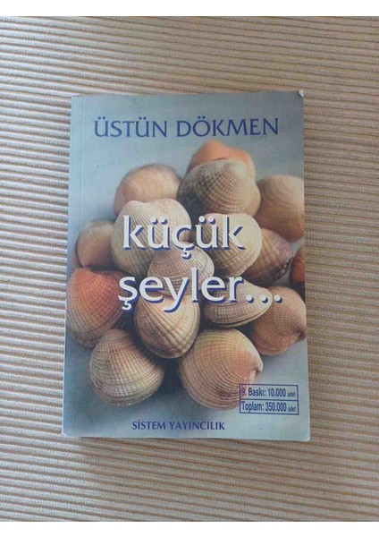 Küçük Şeyler 2,el Cok Temiz Kondisyonda 2007 Basim 180 Sayfa Üstün Dökmen'in "küçük Şeyler" Kitabı, Deniz Kabukları Görseliyle Sistem Yayıncılık Tarafından Yayımlanmıştır.