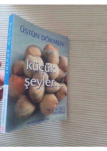Küçük Şeyler 2,el Cok Temiz Kondisyonda 2007 Basim 180 Sayfa Üstün Dökmen'in "küçük Şeyler" Kitabı, Deniz Kabukları Görseliyle Sistem Yayıncılık Tarafından Yayımlanmıştır.