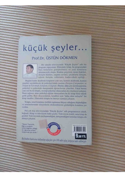Küçük Şeyler 2,el Cok Temiz Kondisyonda 2007 Basim 180 Sayfa Üstün Dökmen'in "küçük Şeyler" Kitabı, Deniz Kabukları Görseliyle Sistem Yayıncılık Tarafından Yayımlanmıştır.