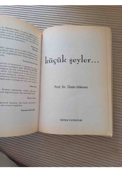 Küçük Şeyler 2,el Cok Temiz Kondisyonda 2007 Basim 180 Sayfa Üstün Dökmen'in "küçük Şeyler" Kitabı, Deniz Kabukları Görseliyle Sistem Yayıncılık Tarafından Yayımlanmıştır.