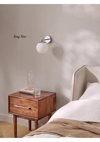 Cam Başlıklı Şık Duvar Lambası, Modern Tasarım, Dayanıklı Metal Detaylar