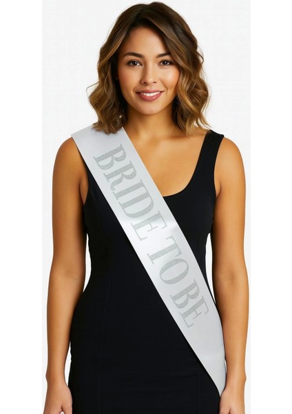 Beyaz Saten Üzerine Kalın Gümüş Yazılı Bride To Be Kuşağı