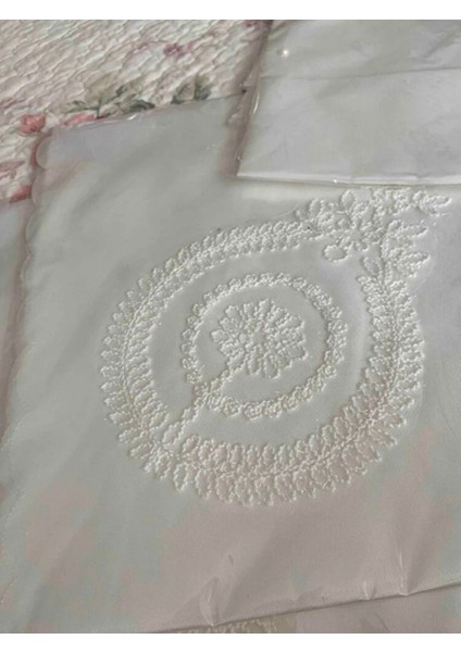 Renkli Işlemeli Gelin ve Nişan Bohçası, Dantel ve Brode Detaylar