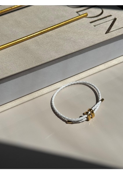 Beyaz Deri Görünümlü Çift Dolamalı Çelik Detaylı Bileklik – Unisex Tasarım