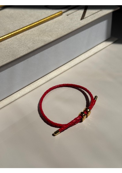 Kırmızı Deri Görünümlü Çift Dolamalı Çelik Detaylı Bileklik – Unisex Tasarım