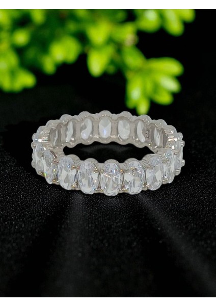 925 Ayar Gümüş Tam Tur Oval Taşlı Yüzük – Işıltılı ve Gösterişli Tasarım