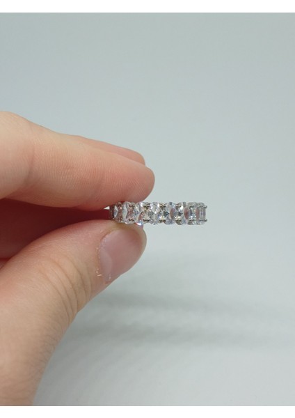 925 Ayar Gümüş Tam Tur Oval Taşlı Yüzük – Işıltılı ve Gösterişli Tasarım fiyatları