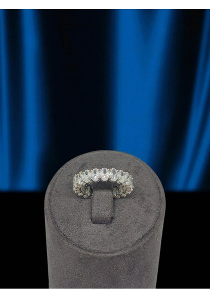 925 Ayar Gümüş Tam Tur Oval Taşlı Yüzük – Işıltılı ve Gösterişli Tasarım modelleri