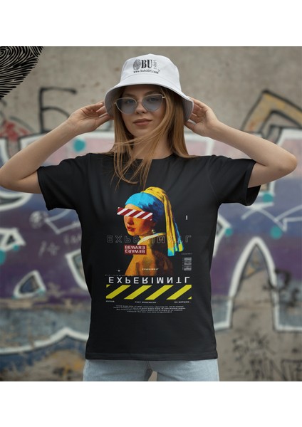 'inci Küpeli Kız - Abstract Version‘ Baskılı 'regular-Fit' Unisex Tişört
