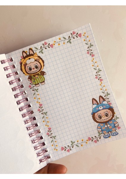 Labubu Sticker Etiket Çıkartma 16 Sayfa (300 Adet) Su Geçirmez+Opak 8 Sayfa Not Defteri fiyatları