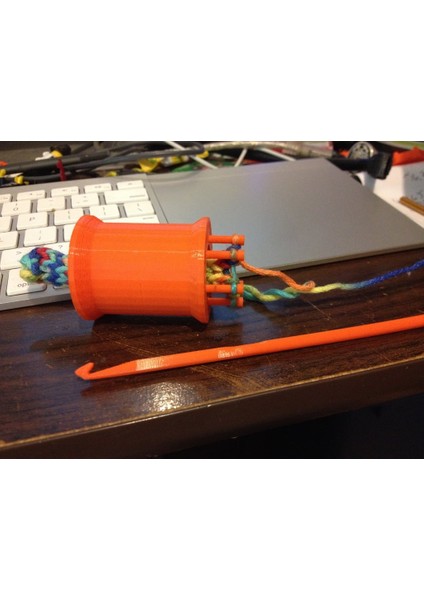 Örgü Makarası ve Iğne (Sadece Plastik Aparattır!!!) 3D