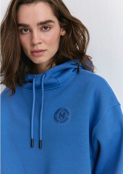 Mavi Patch Logo Kapüşonlu Mavi Crop Sweatshirt 1S10305-70885