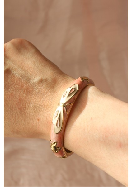 Pembe Mineli Pirinç Kelebek Desenli Gold Renk Kadın Kelepçe (Çap 60 Mm) fiyatları