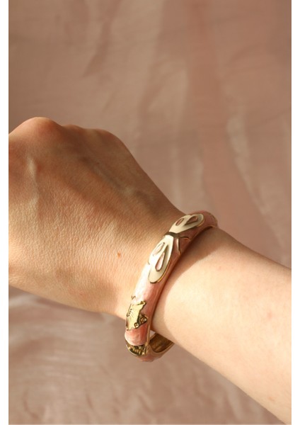 Pembe Mineli Pirinç Kelebek Desenli Gold Renk Kadın Kelepçe (Çap 60 Mm) indirimleri