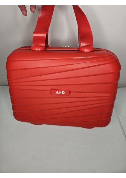 Kırmızı Makyaj ve Seyahat Çantası, Şık ve Pratik Tasarım.