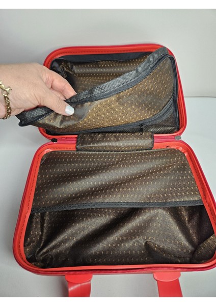 Kırmızı Makyaj ve Seyahat Çantası, Şık ve Pratik Tasarım. fırsatları