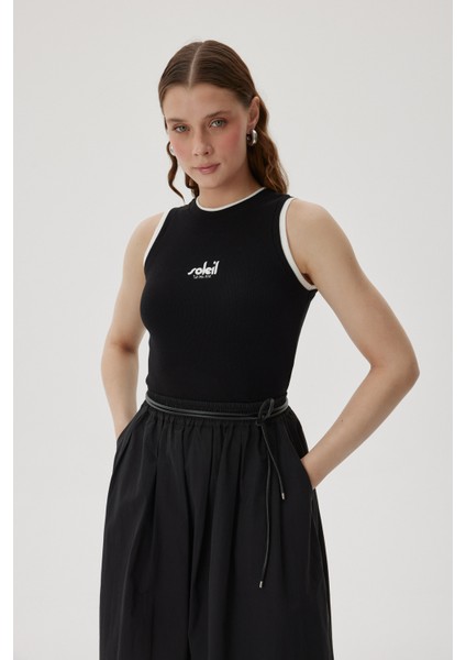 Nakışlı Biye Detaylı Kolsuz Body fırsatları