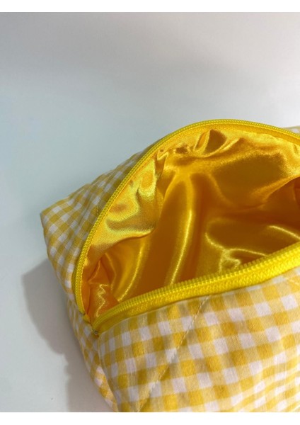 Büyük Boy Pötikare Desenli Iç Astarlı Seyahat ve Makyaj Çantası fiyatları