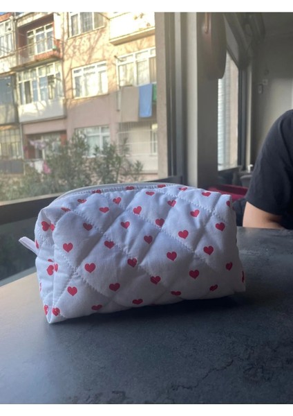 Büyük Boy Kalp Desenli Şık ve Kullanışlı Makyaj Çantası fiyatları