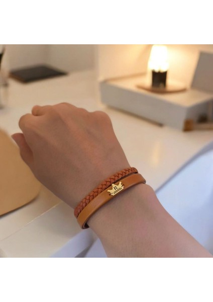 R Harfine Özel 14 Ayar Altın Plakalı Kahverengi Derili Taç Motifli Hediye Bileklik-511 Harf