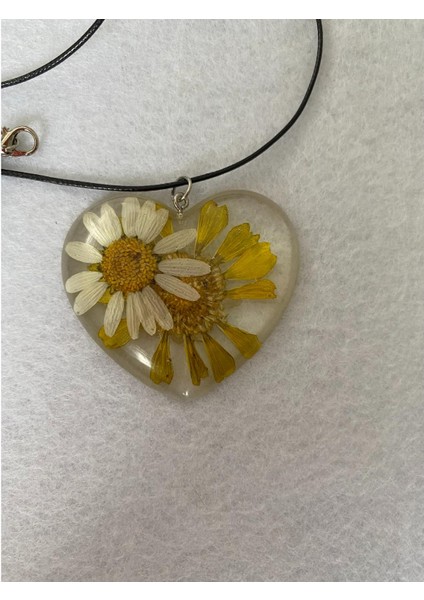 Kurutulmuş Çiçek Figürlü Kalp Kolye Deri Ipli Model 2