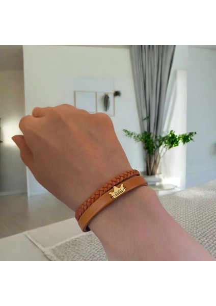 Seda İsmine Özel Kahverengi Derili Taç Motifli 14 Ayar Altın Plakalı Hediye Bileklik-511 İsim