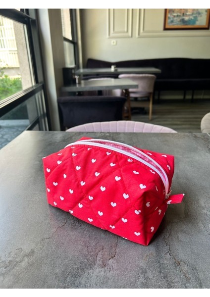 Kırmızı Kalp Desenli Orta Boy Makyaj Çantası, Şık ve Kullanışlı Tasarım