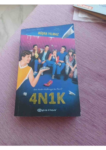 Opsilon Yayınevi Büşra Yılmaz'ın 4N1K Adlı Romanı, Arkadaşlık ve Gençlik Üzerine Bir Hikaye Sunuyor. Gençlerden Oluşan Bir Grup Yer Alıyor. 2,el Cok Temiz Kondisyonda 2015 Basim 491 Sayfa
