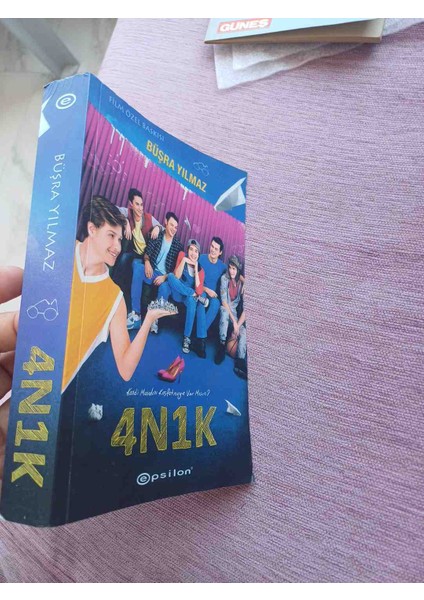 Opsilon Yayınevi Büşra Yılmaz'ın 4N1K Adlı Romanı, Arkadaşlık ve Gençlik Üzerine Bir Hikaye Sunuyor. Gençlerden Oluşan Bir Grup Yer Alıyor. 2,el Cok Temiz Kondisyonda 2015 Basim 491 Sayfa fiyatları