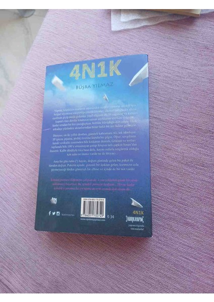 Opsilon Yayınevi Büşra Yılmaz'ın 4N1K Adlı Romanı, Arkadaşlık ve Gençlik Üzerine Bir Hikaye Sunuyor. Gençlerden Oluşan Bir Grup Yer Alıyor. 2,el Cok Temiz Kondisyonda 2015 Basim 491 Sayfa modelleri