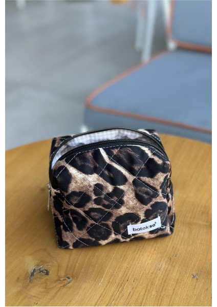 Leopar Desenli Kahverengi Küçük Makyaj Çantası, Şık ve Pratik Tasarım