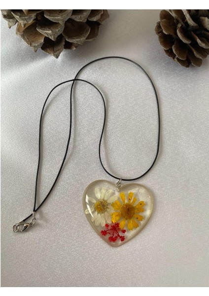 Kurutulmuş Çiçek Figürlü Kalp Kolye Deri Ipli Model 4 fırsatları