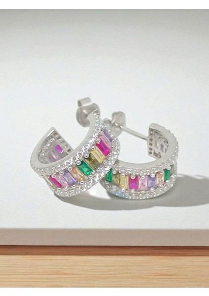 Rengarenk Taşlı 925 Ayar Gümüş Halka Görünümlü Çivi Model Küpe – Gösterişli ve Işıltılı Tasarım