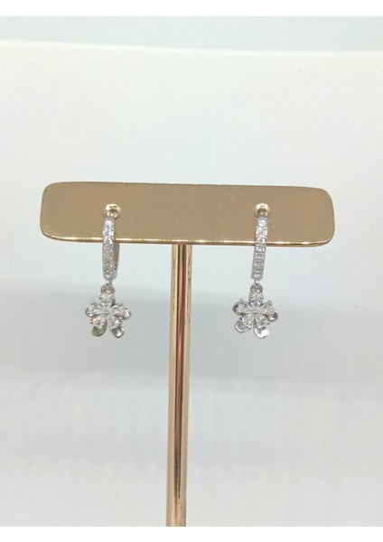 Çiçek Figürlü 925 Ayar Gümüş Taşlı Küpe – Şık ve Zarif Tasarım