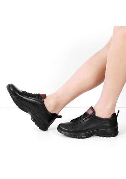 Kadın Siyah Bağcıklı Kalın Tabanlı Deri Ayakkabı fiyatları