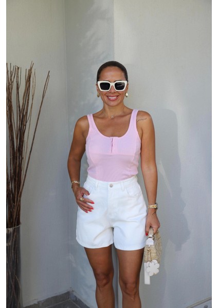 Pembe Agraflı Atlet