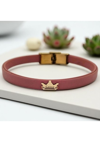 Cansu İsmine Özel Doğal Açık Bordo Derili Taç Motifli 14 Ayar Altın Plakalı Hediye Bileklik-515 İsim fiyatları