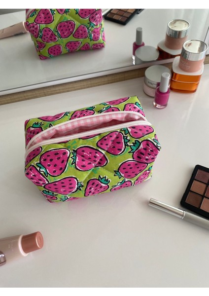 Pembe Çilek Desenli Büyük Makyaj Çantası, Şık ve Kullanışlı Seyahat Aksesuarı modelleri