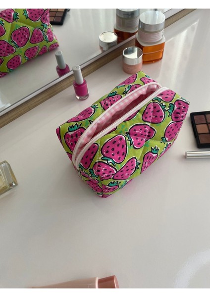 Pembe Çilek Desenli Büyük Makyaj Çantası, Şık ve Kullanışlı Seyahat Aksesuarı fırsatları