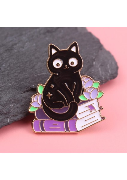 A Kitap Kedisi Felsefesi" Soyut Geometri Rozeti Edi ve Kitabın Minimalist Parçalanması